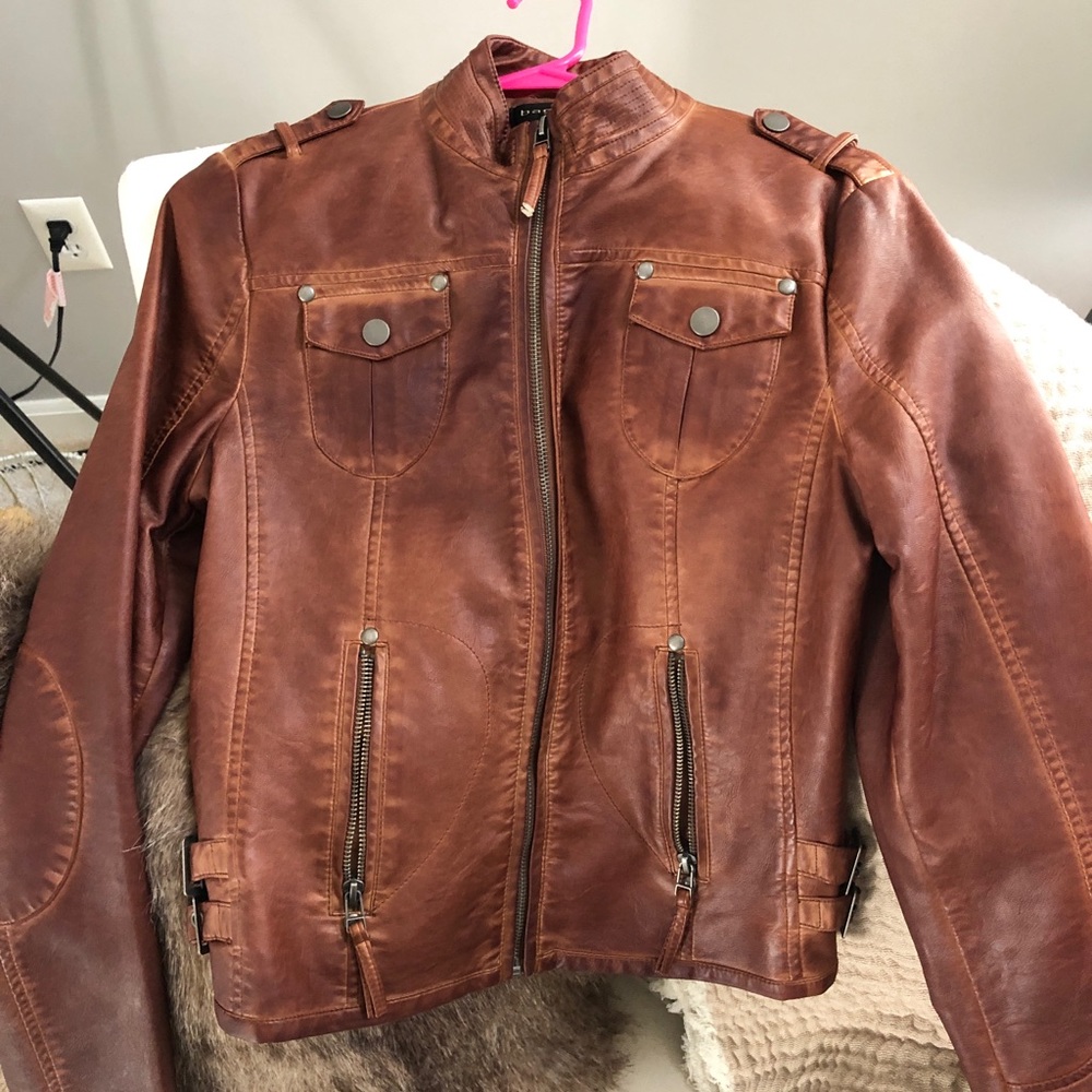 Adorable brown leather jacket